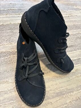 Jungla dark navy leather lace-up ankle boots. Made in Spain Size EU 40/US 9. EUC